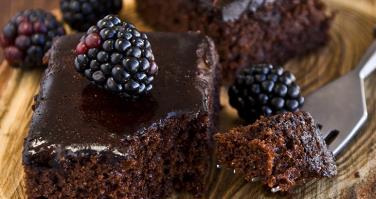 Önlükleri hazırlayın: Böğürtlenli Kakaolu Kek