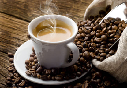 <p>Kahvenizin kokusunun değişip ağırlaşmaması için uygun şartlarda saklanıyor olması gerekir. Hava almayan, nem ve kokudan uzak kaplar bunun için idealdir.</p>
