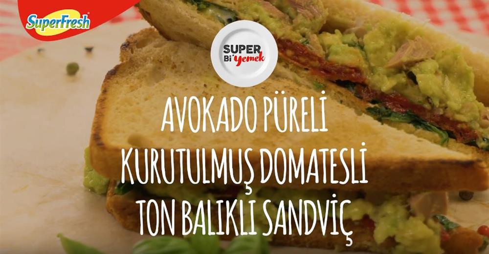 Avokado püreli kurutulmuş domatesli ton balıklı sandviç