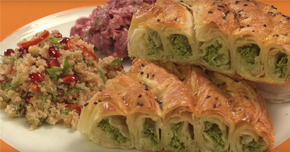 Ispanaklı Tepsi Böreği Yanına Narlı Bulgur Salatası ve Cevizli Pancar Salatası