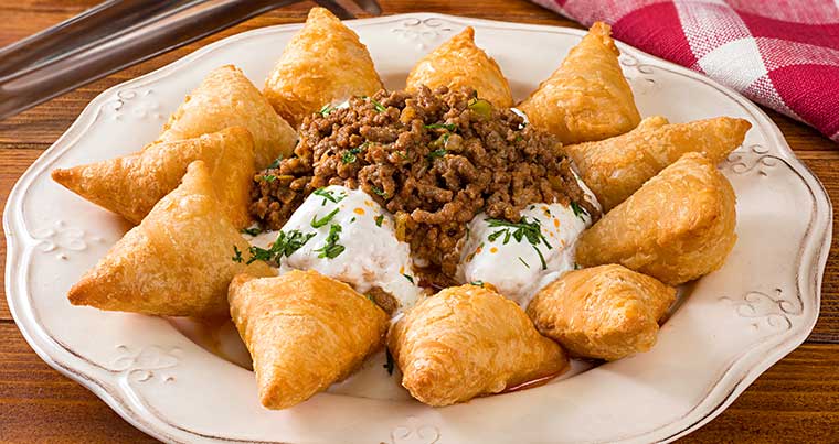 KIYMA VE YOĞURT SOSLU SUPERFRESH PEYNİRLİ PUF BÖREĞİ