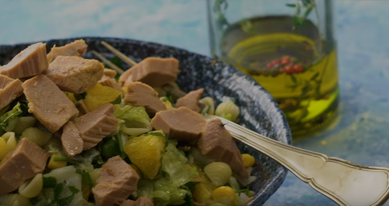 Portakallı ton balıklı makarna salatası